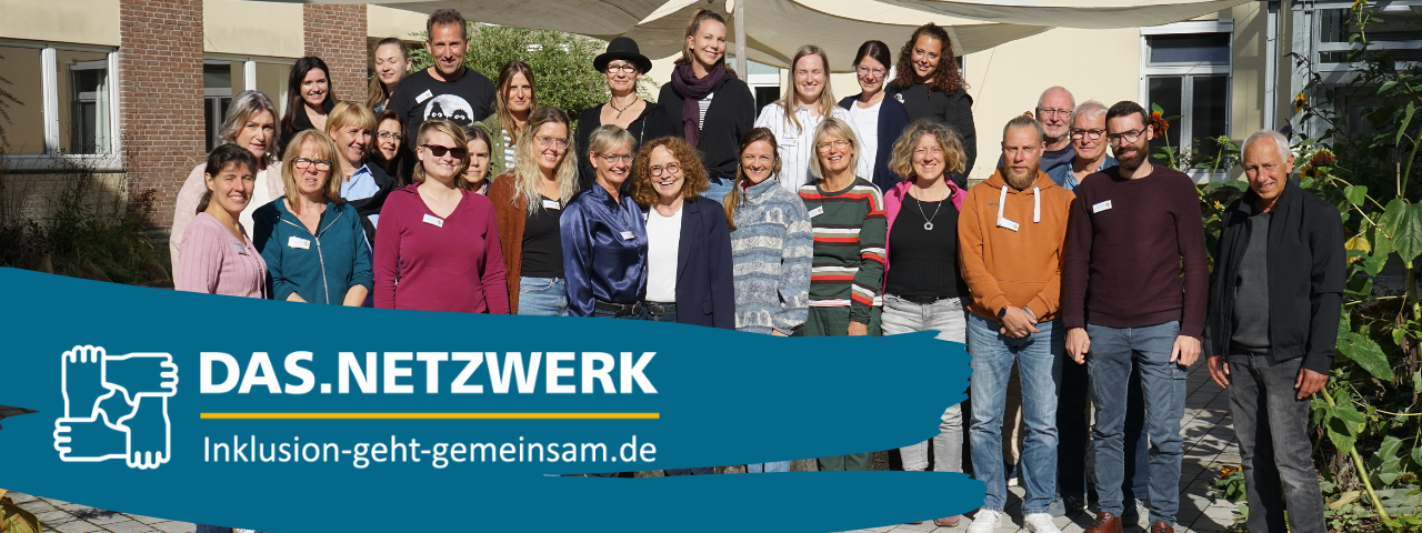 Gruppenbild der Teilnehmer des Netzwerktreffens 2024 mit dem Logo des Netzwerkes.